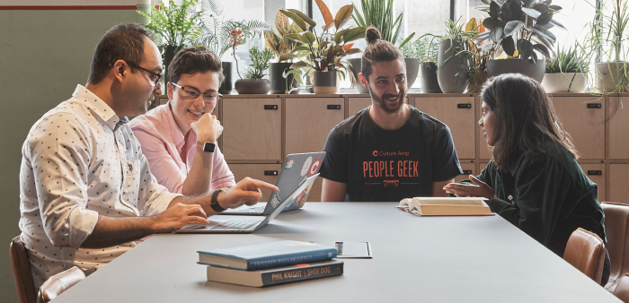 Miembros del equipo trabajando en colaboración