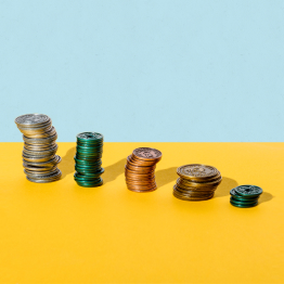 Monedas de juguete apiladas en torres cada vez más pequeñas