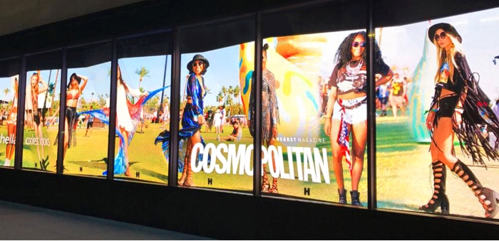 Un inmenso mural de video que muestra modelos de Cosmopolitan.