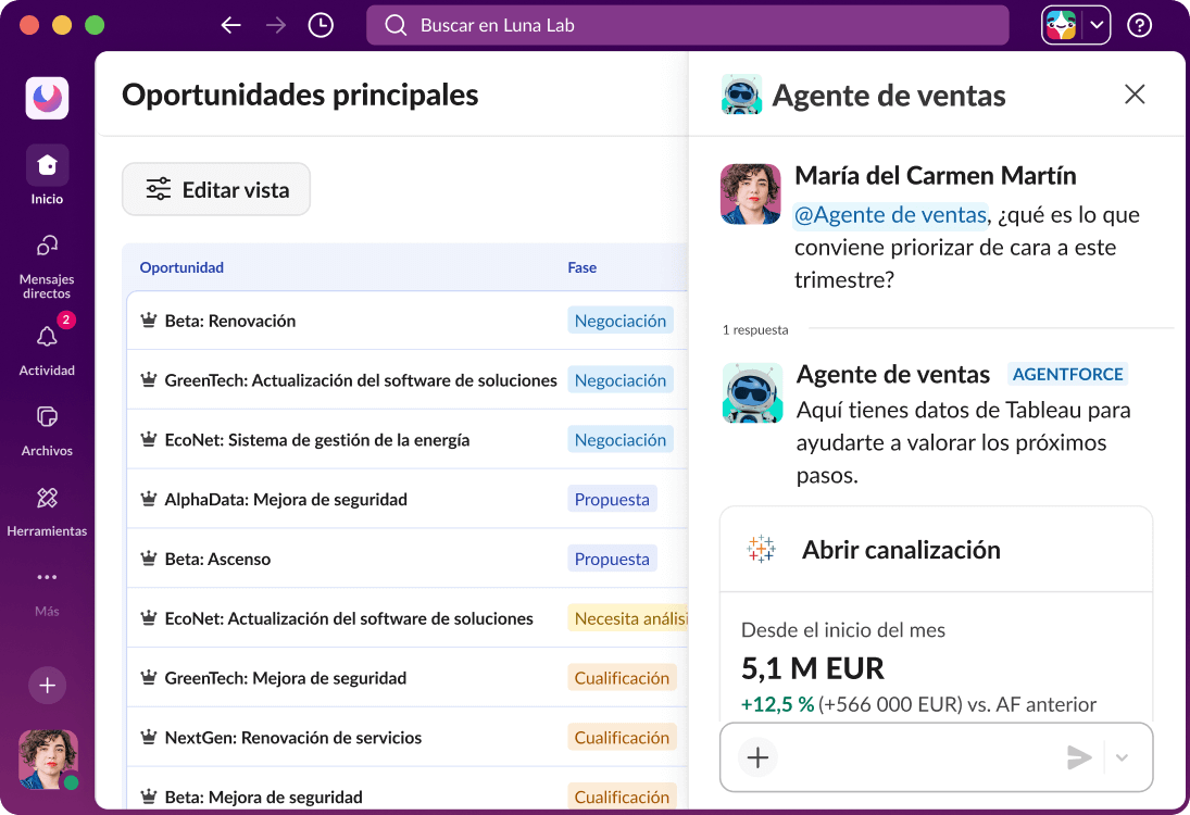 Una lista de Slack muestra las oportunidades de venta y una conversación con un agente de Agentforce.