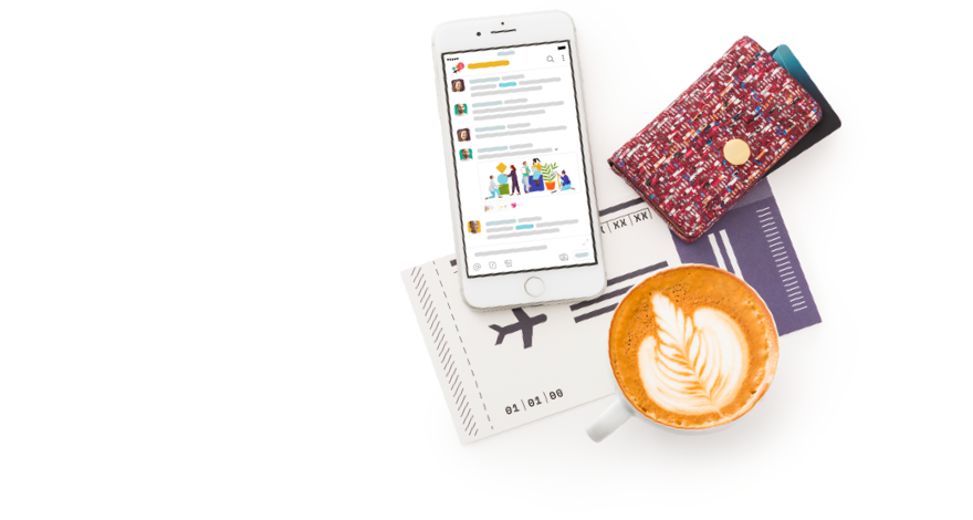 Aplicación móvil de Slack mostrada en un smartphone junto a una cartera, un billete de avión y un café