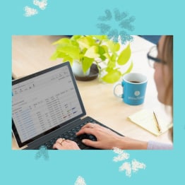 Representante de vendas da Snowflake trabalhando em um notebook