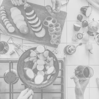 Visão aérea de duas pessoas preparando uma refeição na cozinha