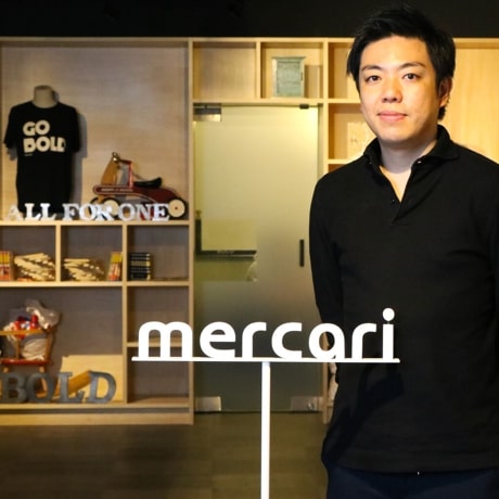 メルカリオフィスの入口に立っている人