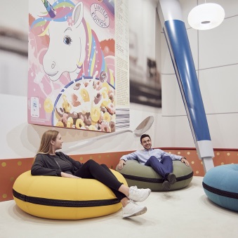 Employés Trivago assis dans une salle décorée sur le thème des céréales