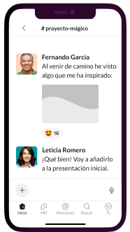 Compañeros de equipo hablando de trabajo en la aplicación para móviles de Slack