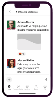 Miembros de un equipo conversando sobre el trabajo en la aplicación móvil de Slack
