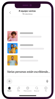 Miembros del equipo hablando de trabajo en un canal en la aplicación para móviles de Slack