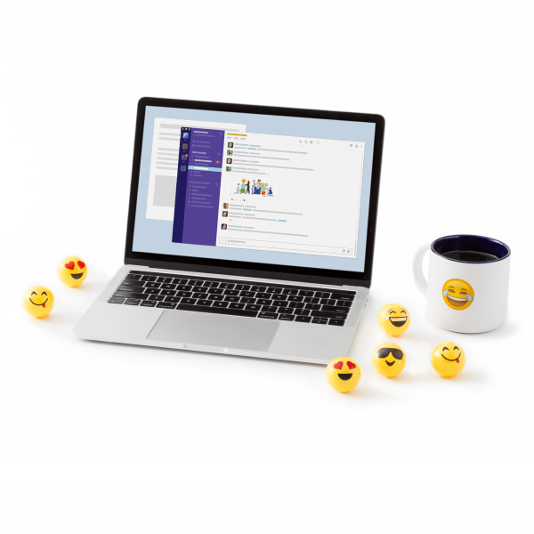 デスクでノートパソコンを前に座り、人事チームのメンバーと Slack でコラボレーションしている男性。