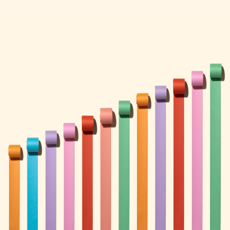 Bild von vielen bunten Rollen Klebeband, die eine Grafik bilden.