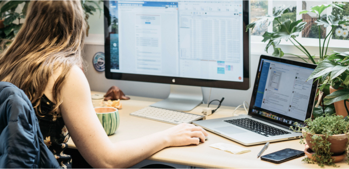 Una empleada de HubSpot usa Slack en su ordenador portátil para comunicarse con sus compañeros de trabajo