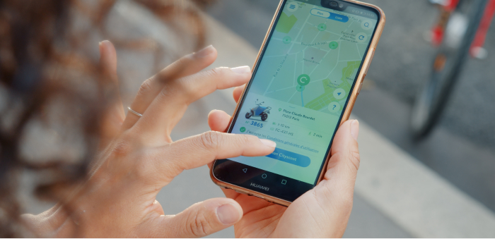 Une personne utilisant l’application Cityscoot sur un téléphone